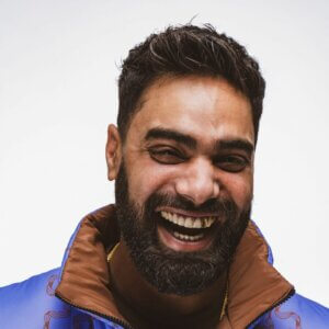 parrakas naurava mies