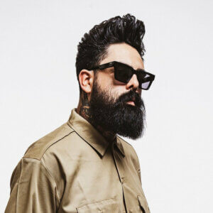 mies pitkällä parralla