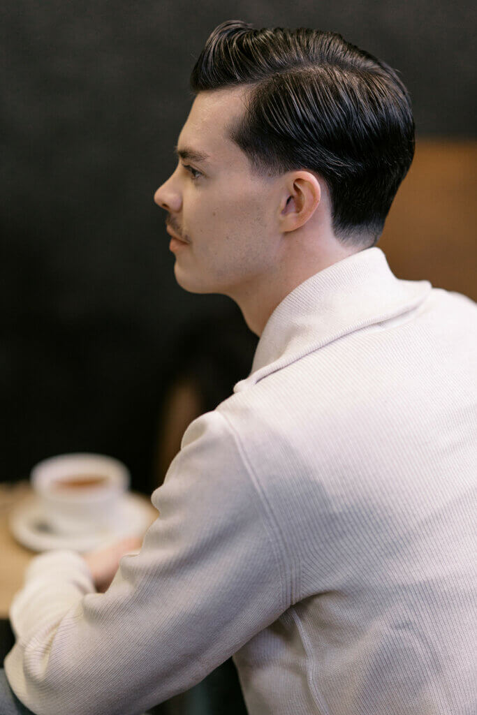 Taper Flow hiustyyli sivulta jakauksella 2026 – Miesten hiustrendit – GROOM Parturit