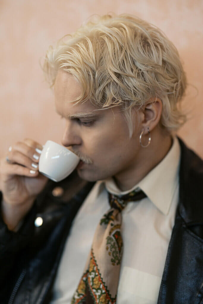 Indie MOD hiustyyli viiksillä sivulta 2026 – Miesten hiustrendit – GROOM Parturit