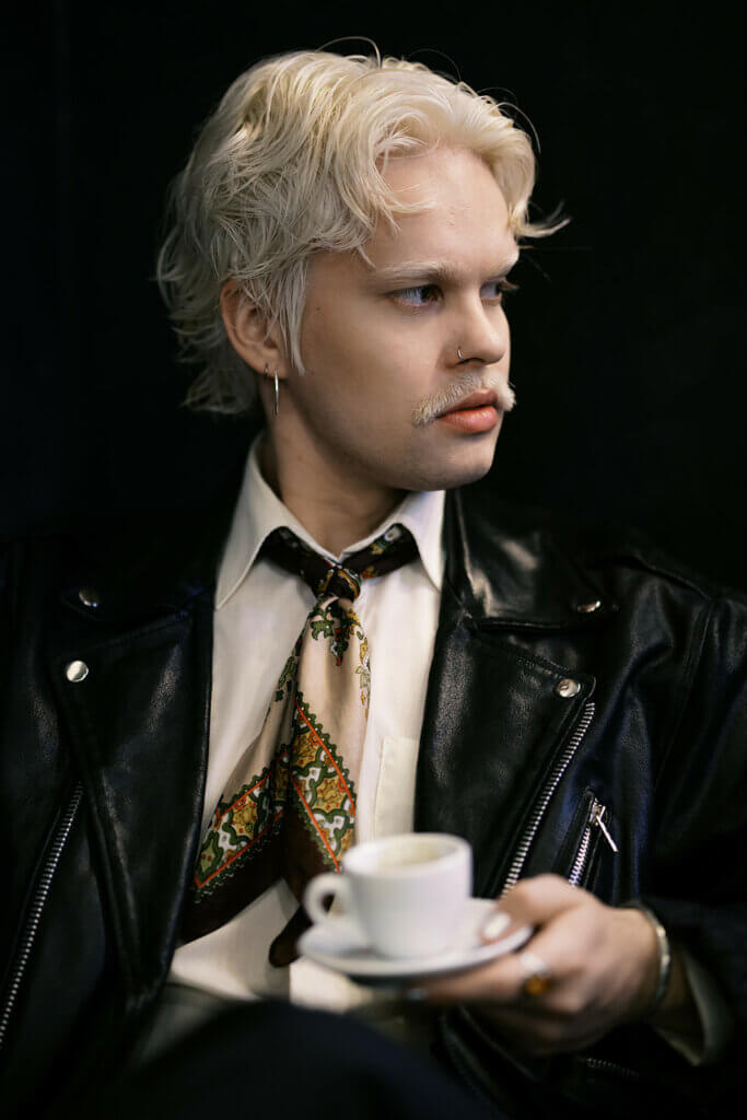 Indie MOD hiustyyli sivulta 2026 – Miesten hiustrendit – GROOM Parturit