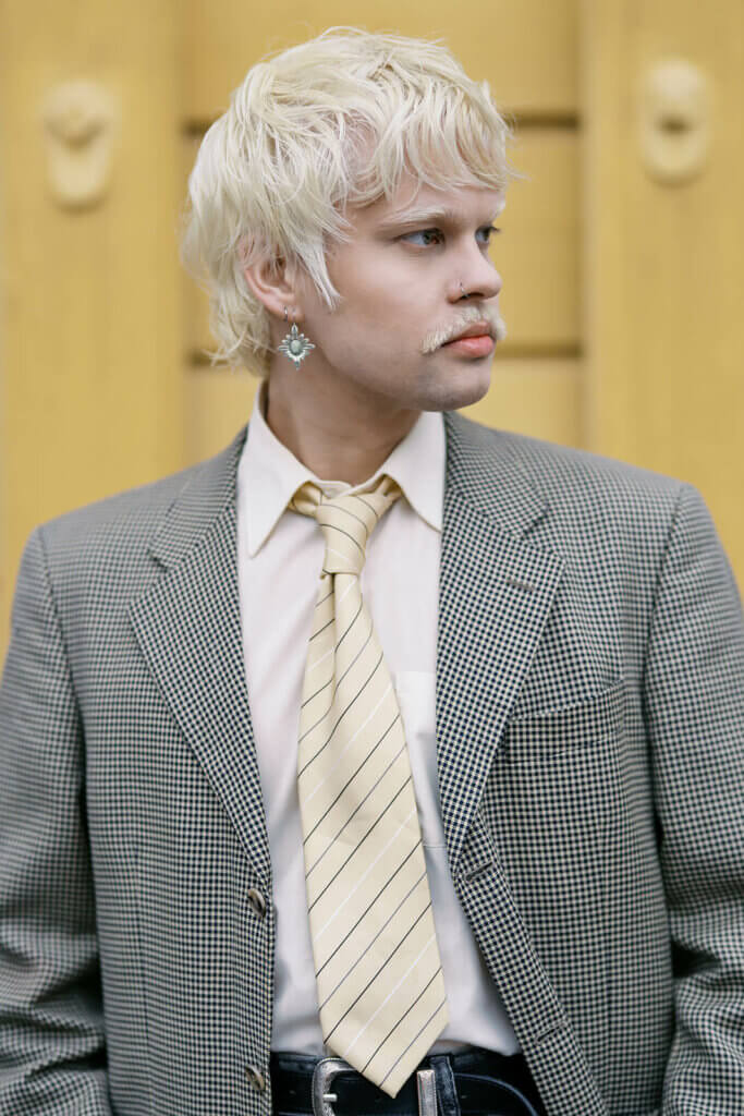 Indie MOD hiustyyli sivulta korviksella 2026 – Miesten hiustrendit – GROOM Parturit