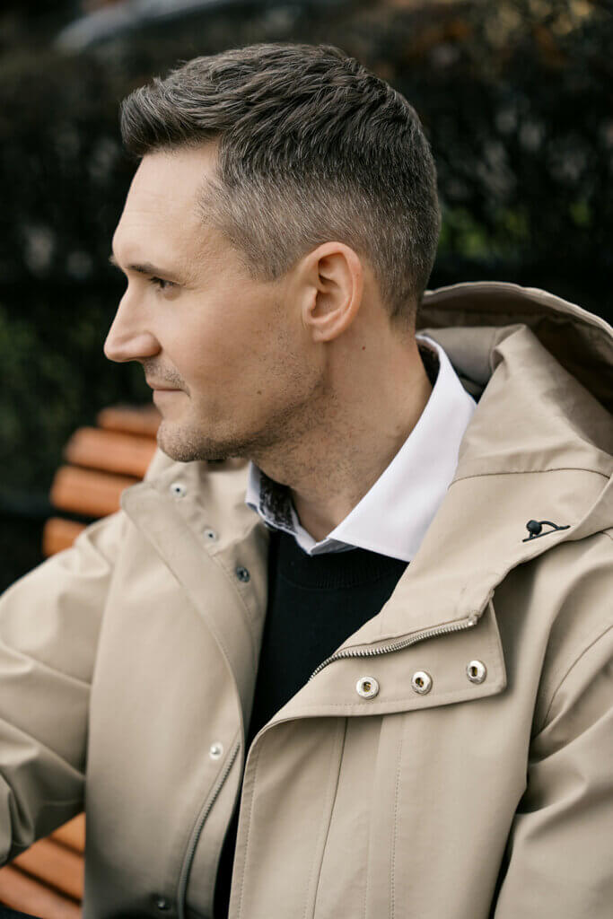 Miesten lyhyt klassinen hiustyyli 2026 – Miesten hiustrendit – GROOM Parturit