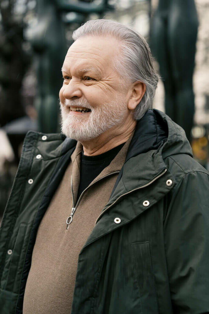 60v Miesten pidempi klassinen hiustyyli sivulta 2026 – Miesten hiustrendit – GROOM Parturit