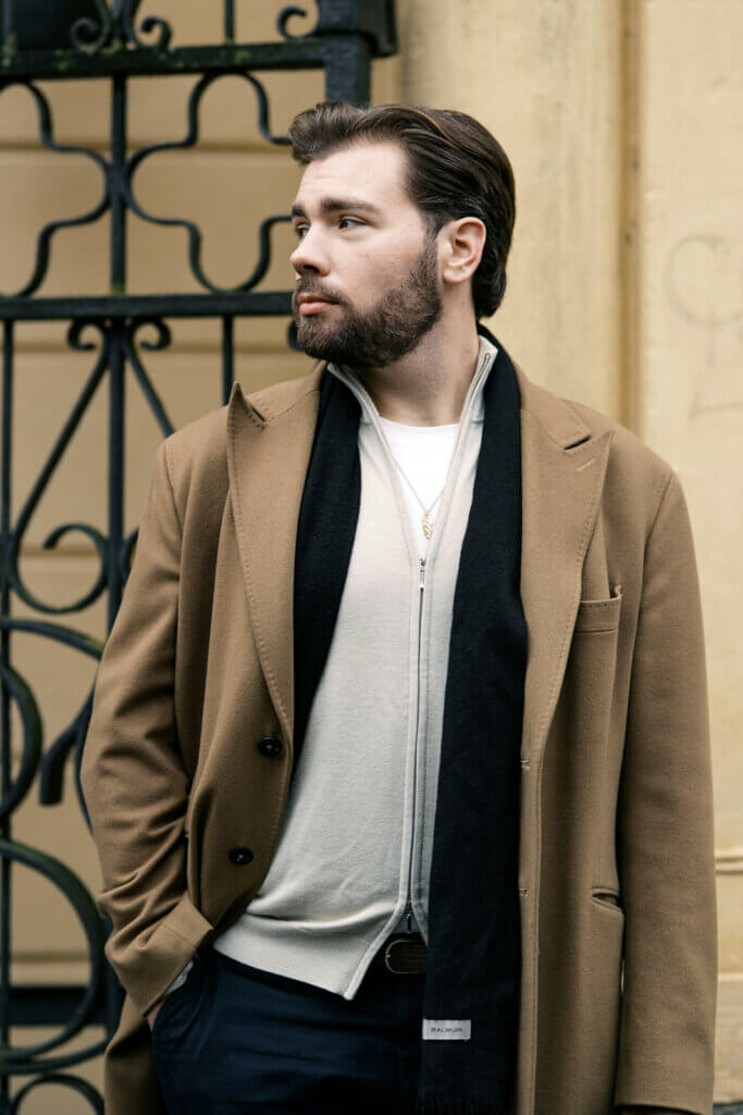 Miesten pidempi klassinen hiustyyli parralla sivulta 2026 – Miesten hiustrendit – GROOM Parturit