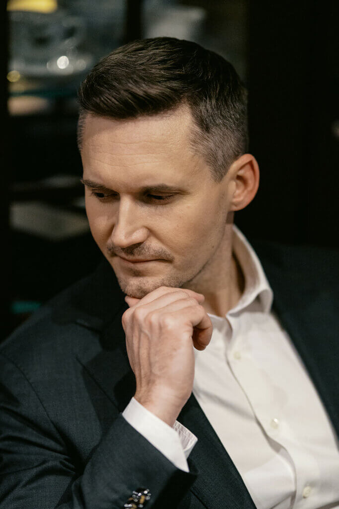 40v miesten lyhyempi klassinen hiustyyli edestä 2026 – Miesten hiustrendit – GROOM Parturit