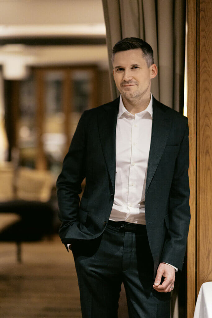 miesten lyhyempi klassinen hiustyyli puvun kanssa 2026 – Miesten hiustrendit – GROOM Parturit