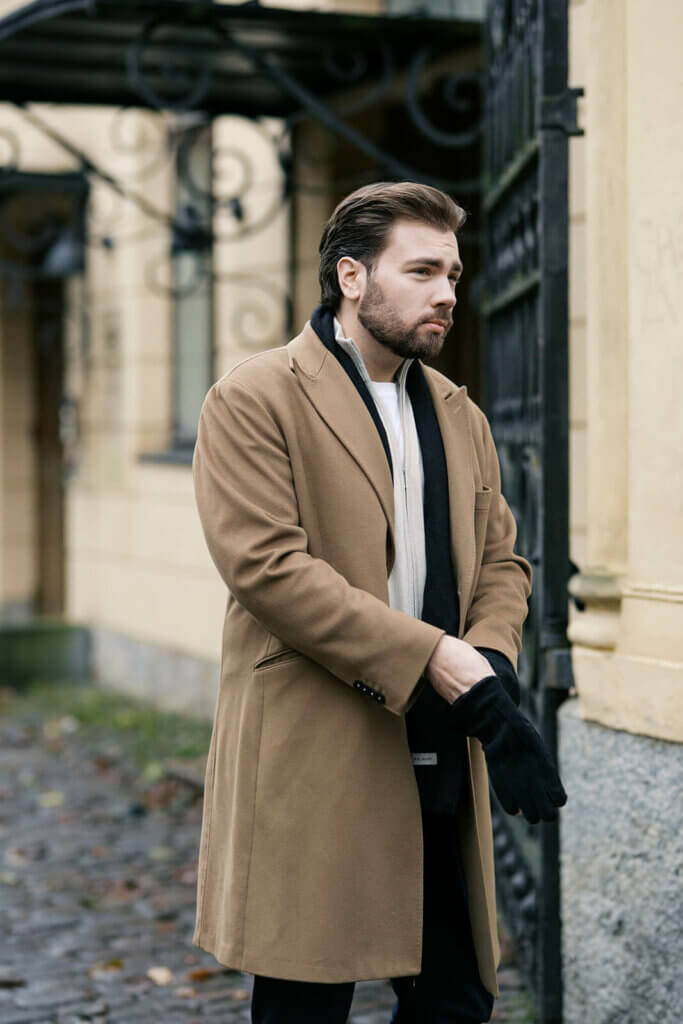 30v miesten pidempi klassinen hiustyyli sivusta parran kanssa 2026 – Miesten hiustrendit – GROOM Parturit