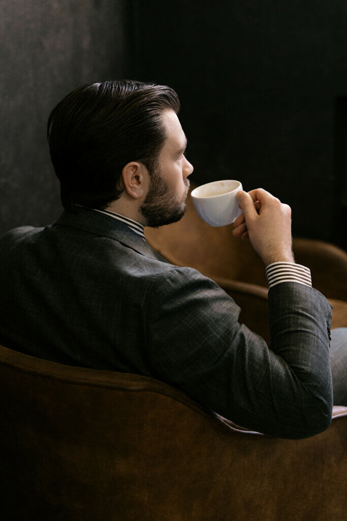 30v miesten pidempi klassinen hiustyyli takaa parran kanssa 2026 – Miesten hiustrendit – GROOM Parturit