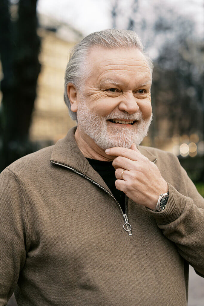 60v miesten pidempi klassinen hiustyyli edestä parran kanssa 2026 – Miesten hiustrendit – GROOM Parturit