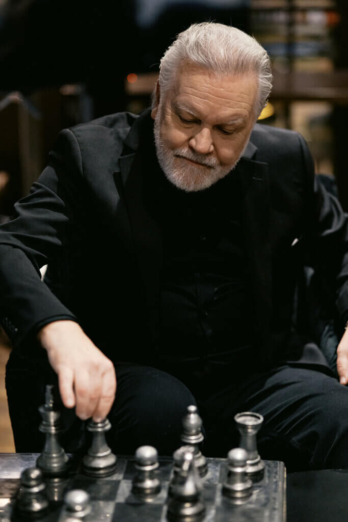 60v miesten pidempi klassinen hiustyyli edestä parran kanssa puvulla 2026 – Miesten hiustrendit – GROOM Parturit