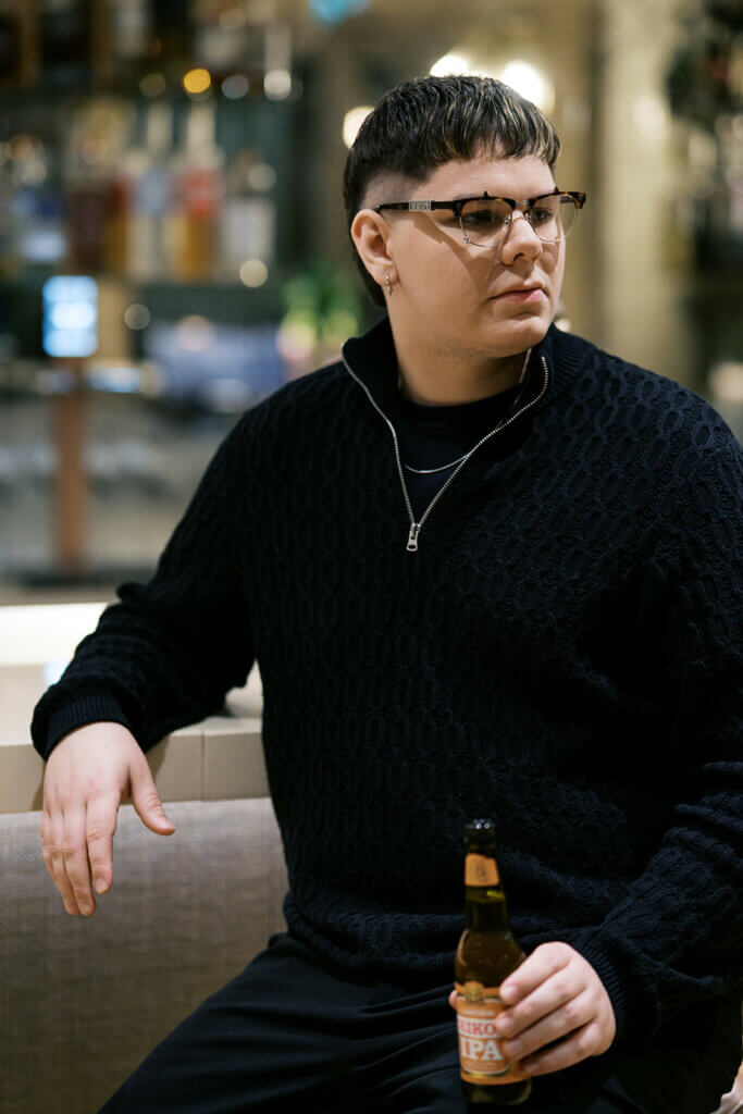 20v burst fade hiustyyli silmälaiseilla 2026 – Miesten hiustrendit – GROOM Parturit