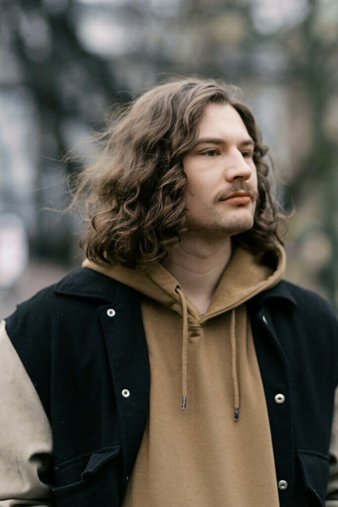 Surfer Flow hiustyyli 2026 – Miesten hiustrendit – GROOM Parturit