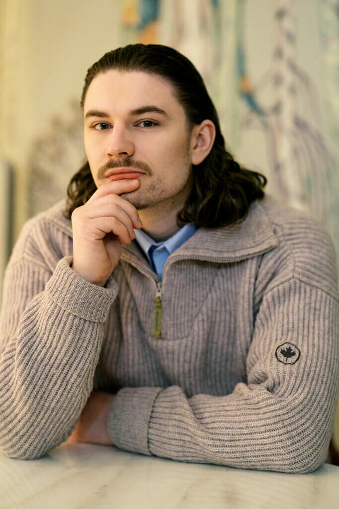 Sliipattu Surf flow hiustyyli edestä viiksillä 2026 – Miesten hiustrendit – GROOM Parturit