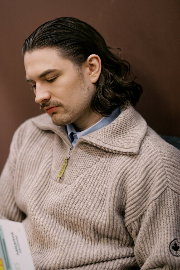 Sliipattu Surf flow hiustyyli sivulta viiksillä 2026 – Miesten hiustrendit – GROOM Parturit