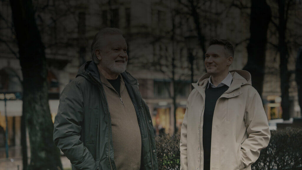 isä ja poika puistossa menossa parturiin